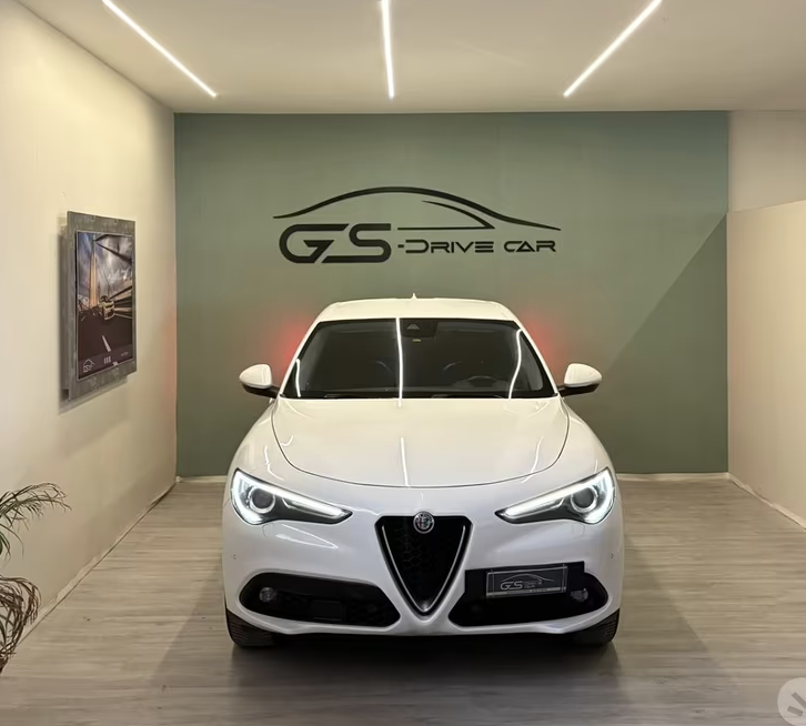 Alfa Romeo Stelvio nello showroom